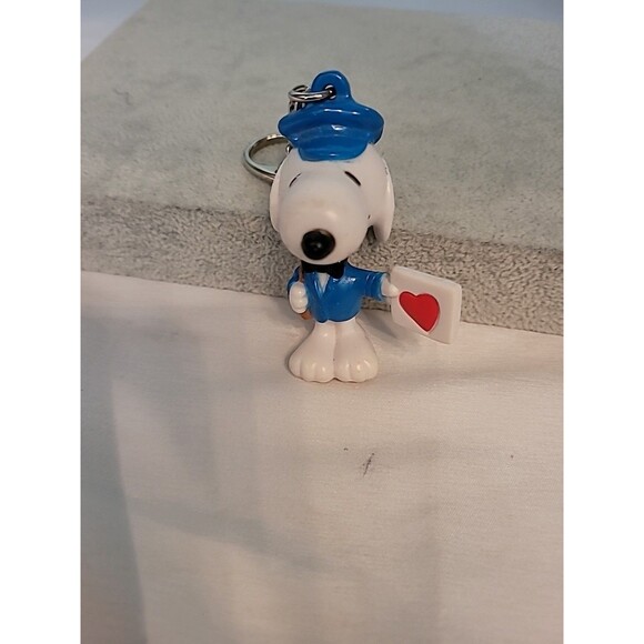 Vintage Peanuts UFS Snoopy Mailman holding Valentine Card W/Heart Keychain 2.5" - Picture 3 of 13